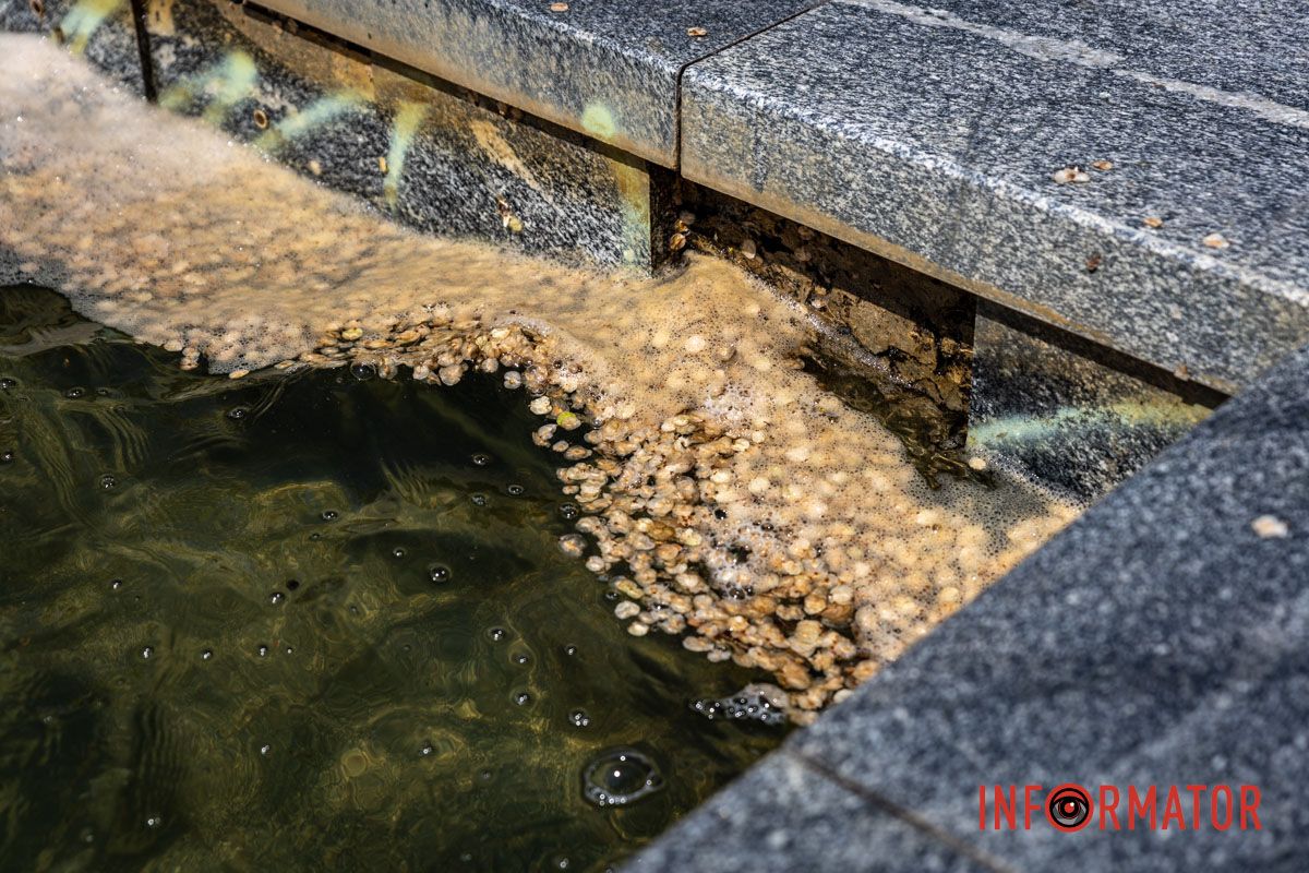 Водичка в фонтане грязная