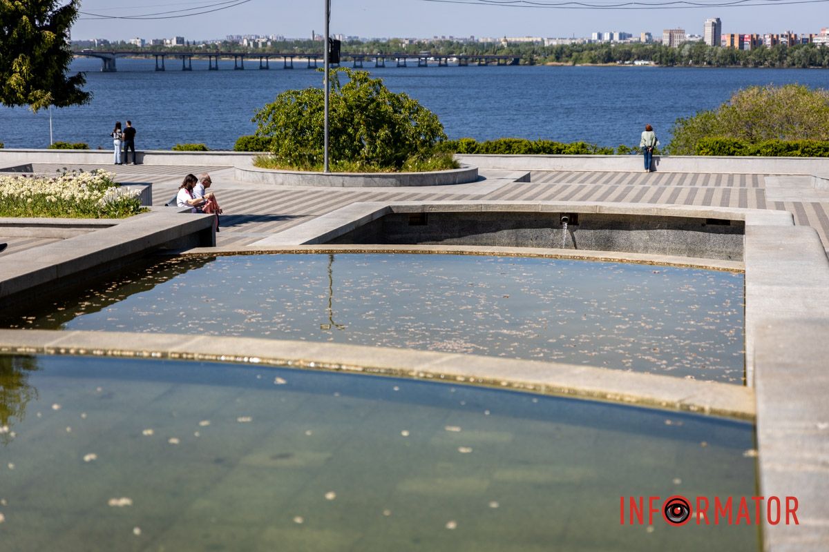 Запустили не все: какие фонтаны заработали в Днепре 1 мая 105