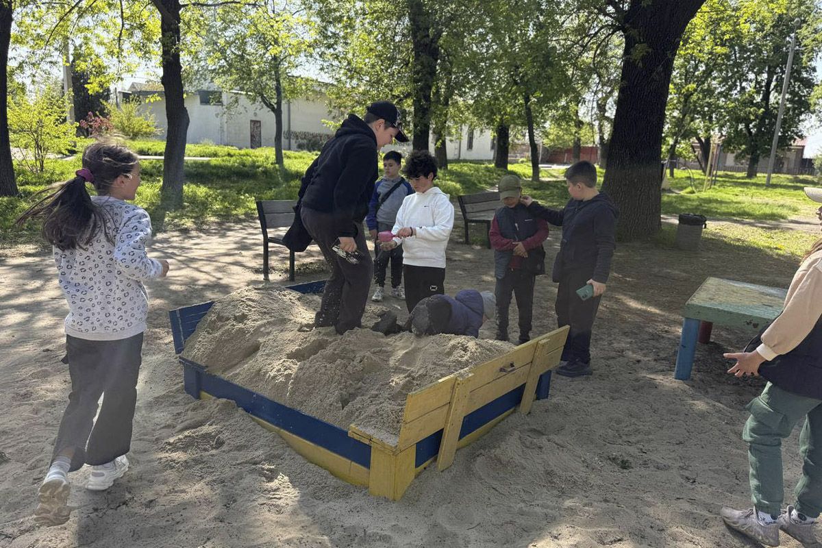 Доставляли их под счастливые возгласы детей