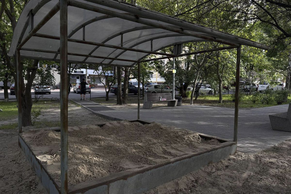 Весь песок из Днепра, его очистили и полностью подготовили, чтобы он был безопасен для детей
