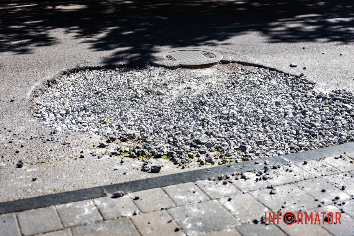 24 квітня 2025 року у Дніпрі у вулиці Вернадського утворилося величезне провалля на дорозі