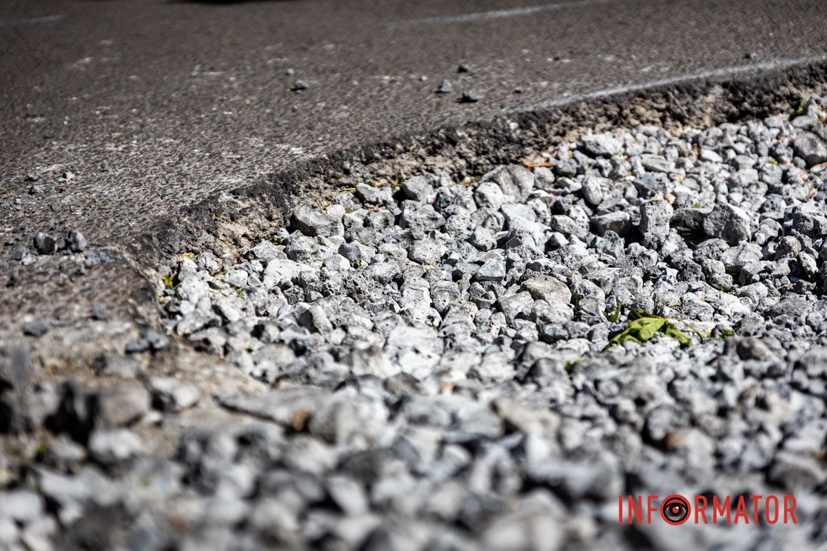 Яму просто засипали щебенем 