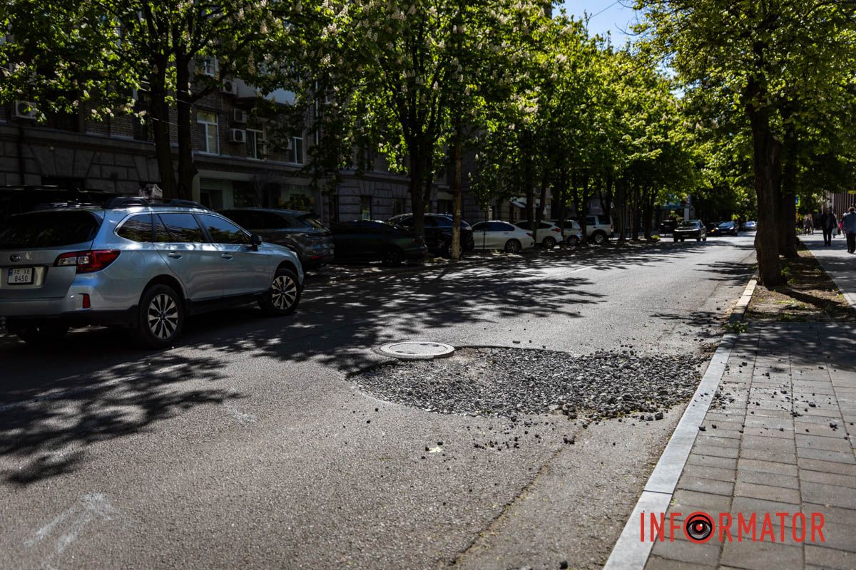 Деякі водії об'їжджають провалля