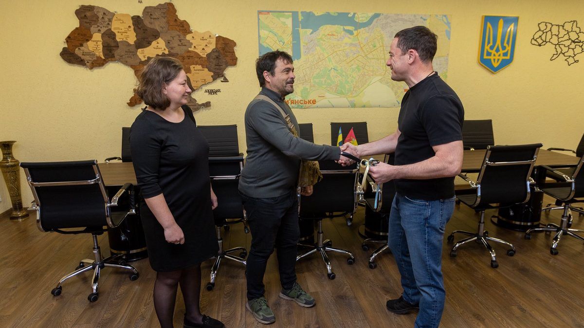 Мер Кам’янського передав ключі від оселі багатодітній родині Захисника