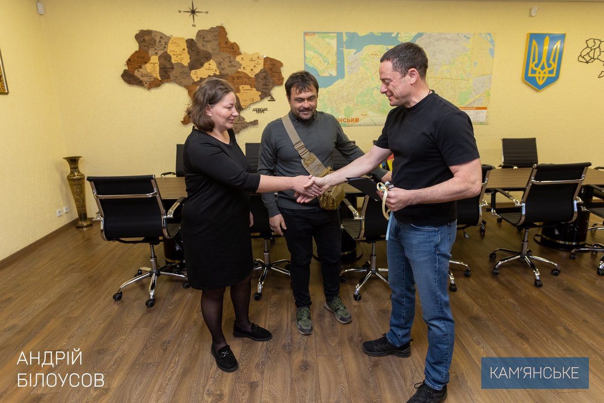 Мэр Каменского передал ключи от дома многодетной семье Защитника 1