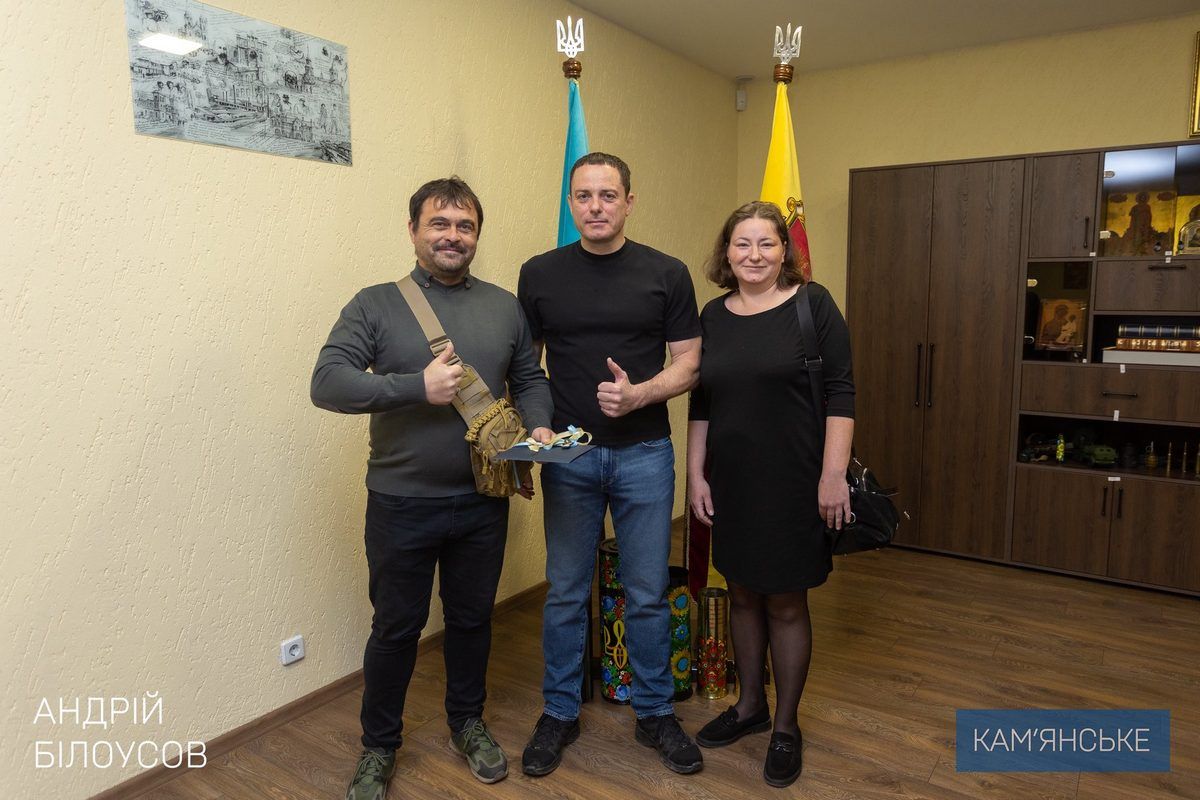 Мэр Каменского передал ключи от дома многодетной семье Защитника 2