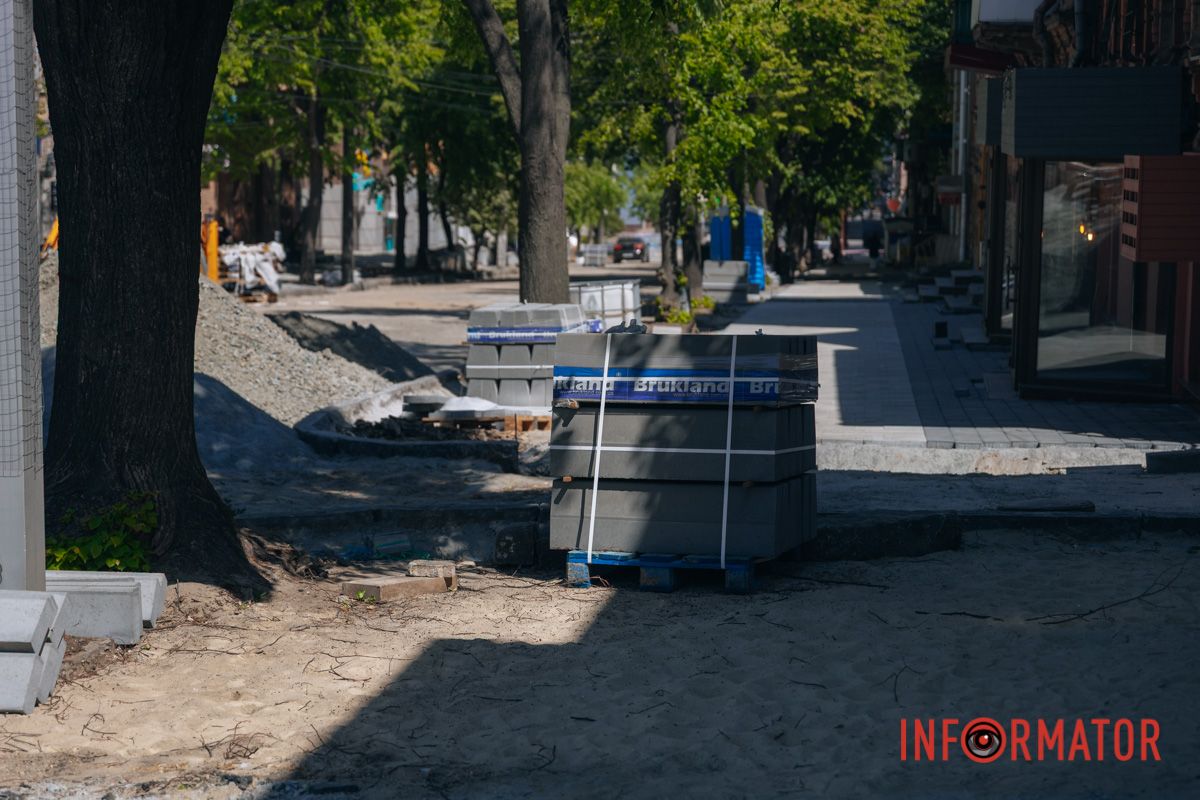 На улице Воскресенской ремонтируют дорожное и тротуарное покрытие