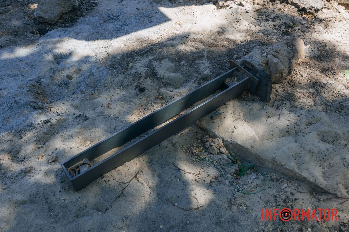 В Telegram-канале "Деньги на ВСУ - Днепр" заявили, что ремонтники заменяют целую плитку новой