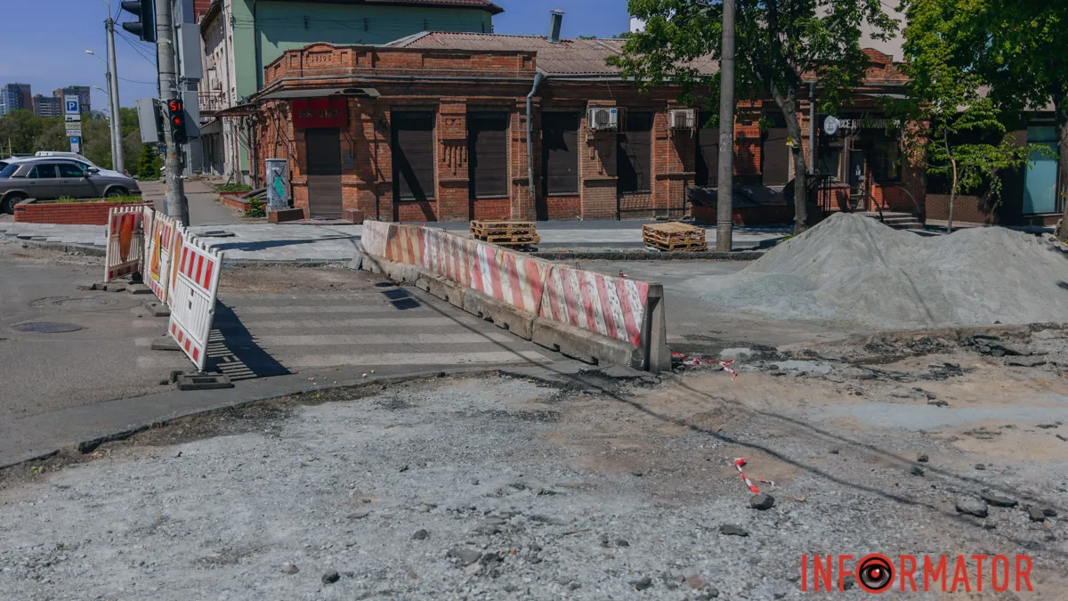 У Дніпрі ремонтують вулицю Воскресенську: активісти заявили, що цілу плитку замінюють новою
