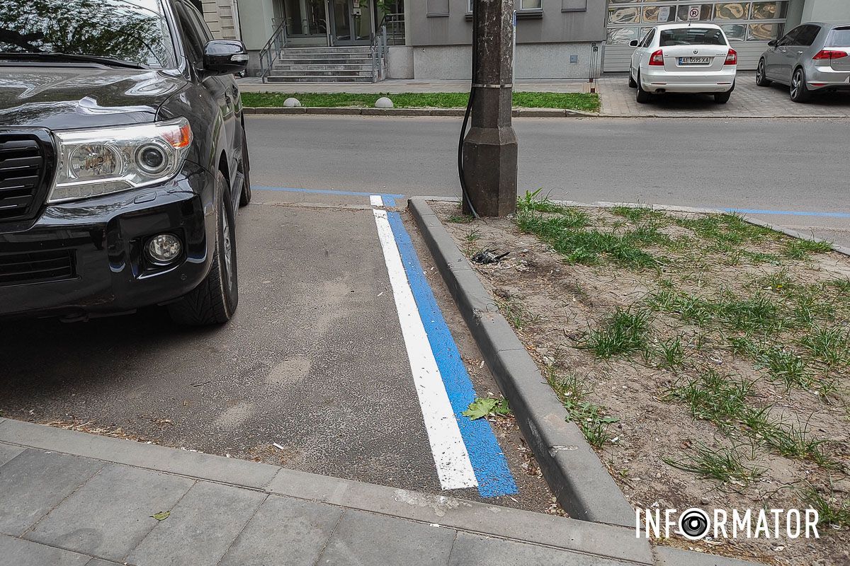 Свіжа розмітка на Сергія Єфремова Паркуватися офіційно можна в яму: у Дніпрі на Сергія Єфремова нову розмітку на парковці нанесли на діру в асфальті 1