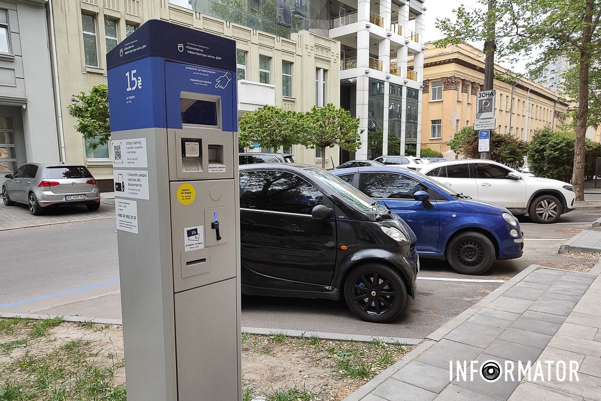 Паркомат. Це офіційне місце для паркування Паркуватися офіційно можна в яму: у Дніпрі на Сергія Єфремова нову розмітку на парковці нанесли на діру в асфальті 2