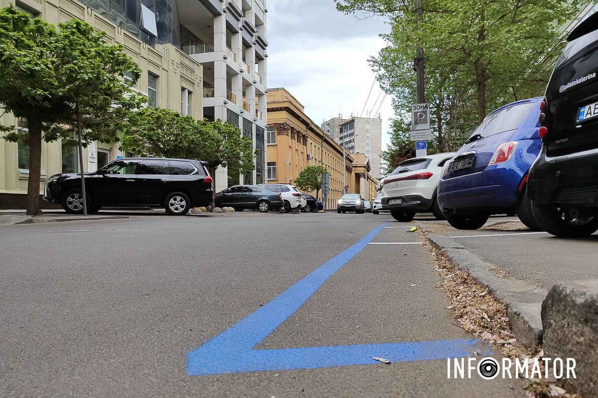 Спершу наша знімальна група подумала, що це розіграш Паркуватися офіційно можна в яму: у Дніпрі на Сергія Єфремова нову розмітку на парковці нанесли на діру в асфальті 4