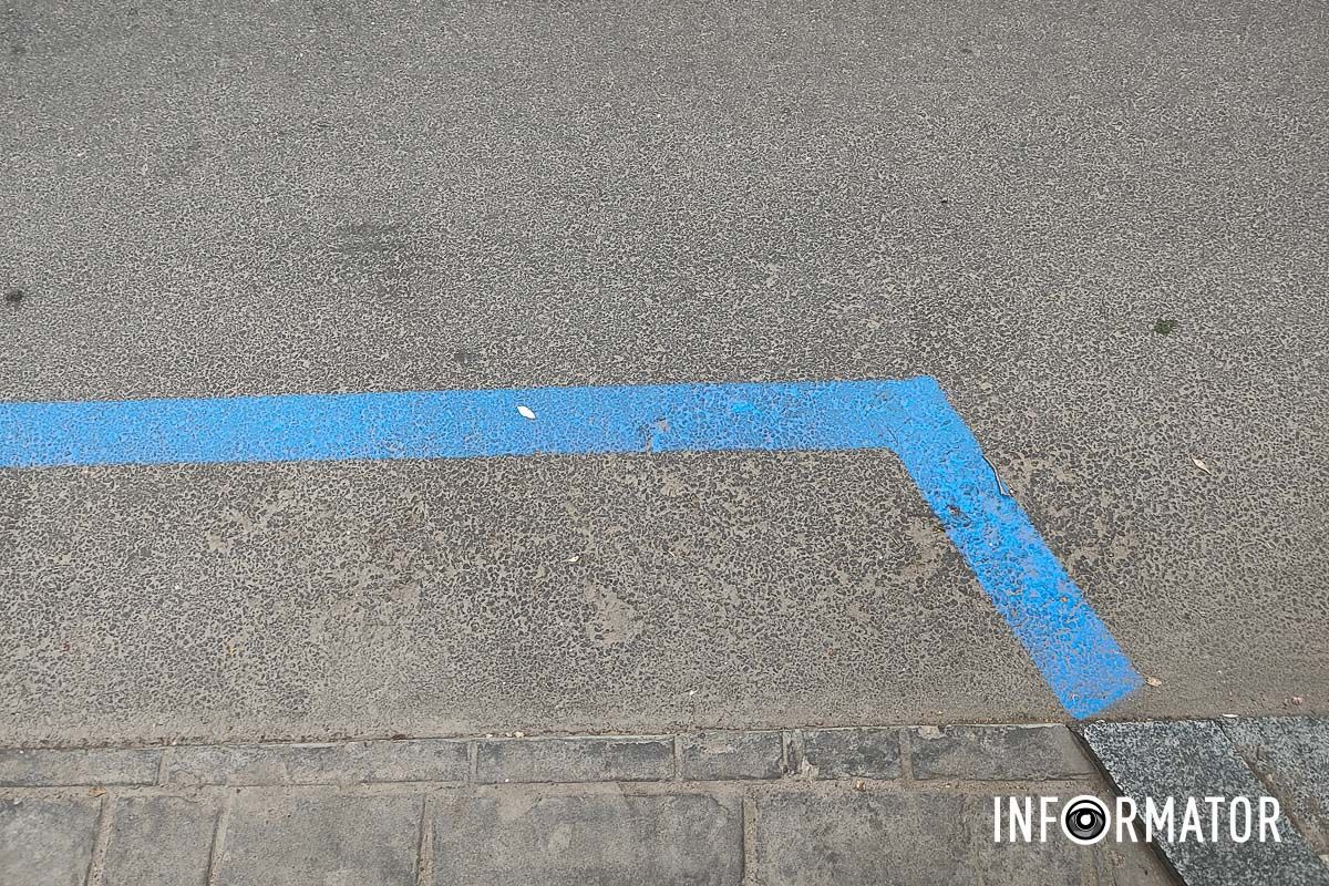 Вартість паркування у цій зоні коштує 15 гривень за годину Паркуватися офіційно можна в яму: у Дніпрі на Сергія Єфремова нову розмітку на парковці нанесли на діру в асфальті 3