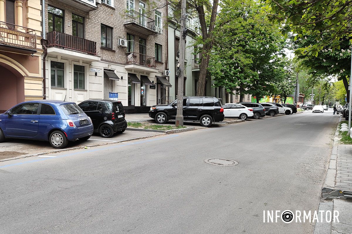 Зона для паркування знаходиться навпроти будинку №16 Паркуватися офіційно можна в яму: у Дніпрі на Сергія Єфремова нову розмітку на парковці нанесли на діру в асфальті 5