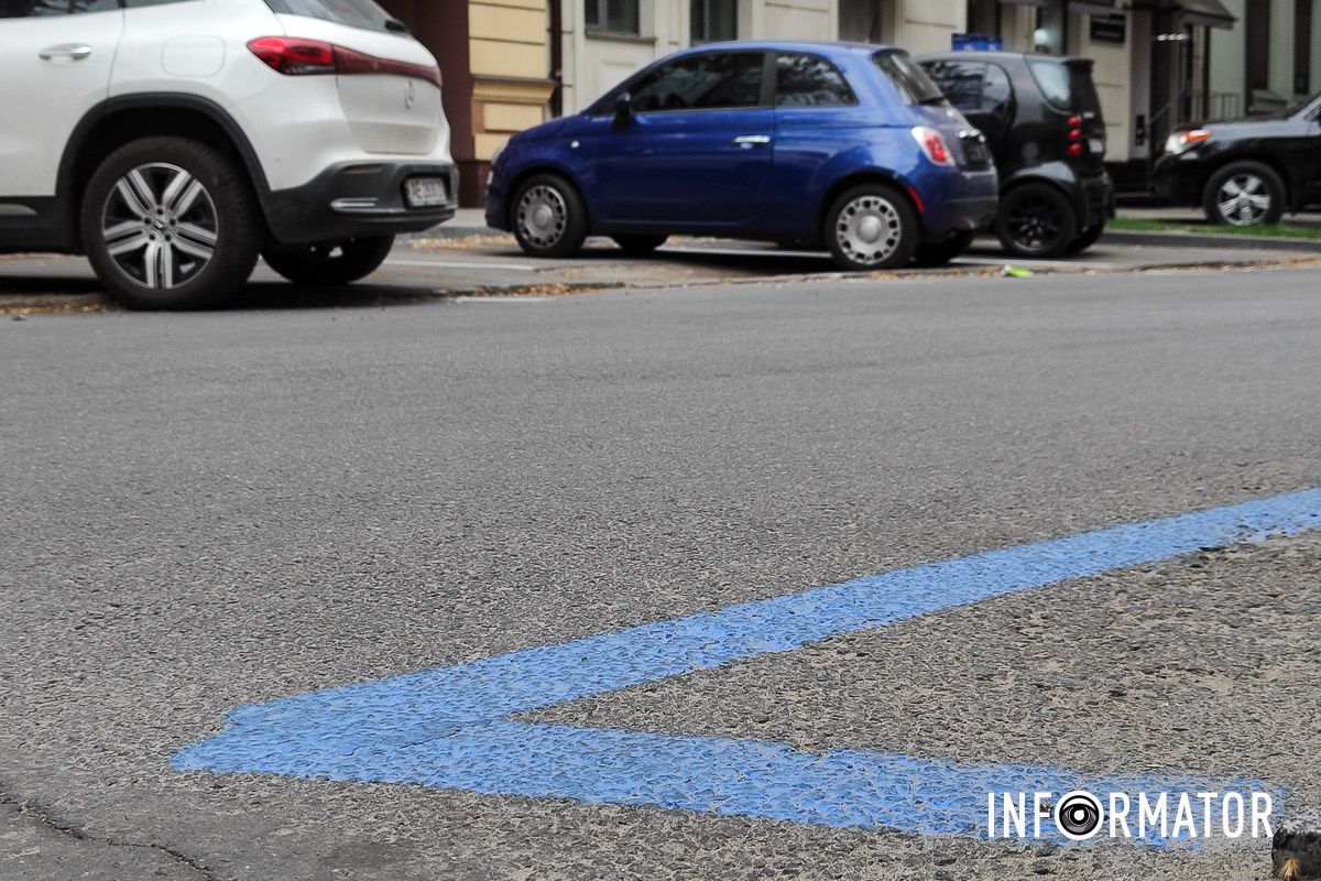 Паркуйтеся прямо в яму. Тепер офіційно Паркуватися офіційно можна в яму: у Дніпрі на Сергія Єфремова нову розмітку на парковці нанесли на діру в асфальті 6