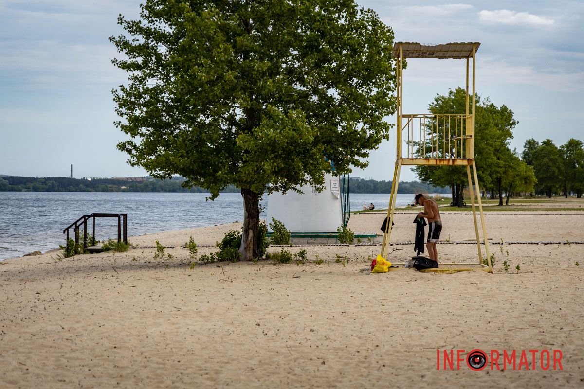 На пляжах разместили таблички "Покупаться запрещено" и "Пляж не работает"