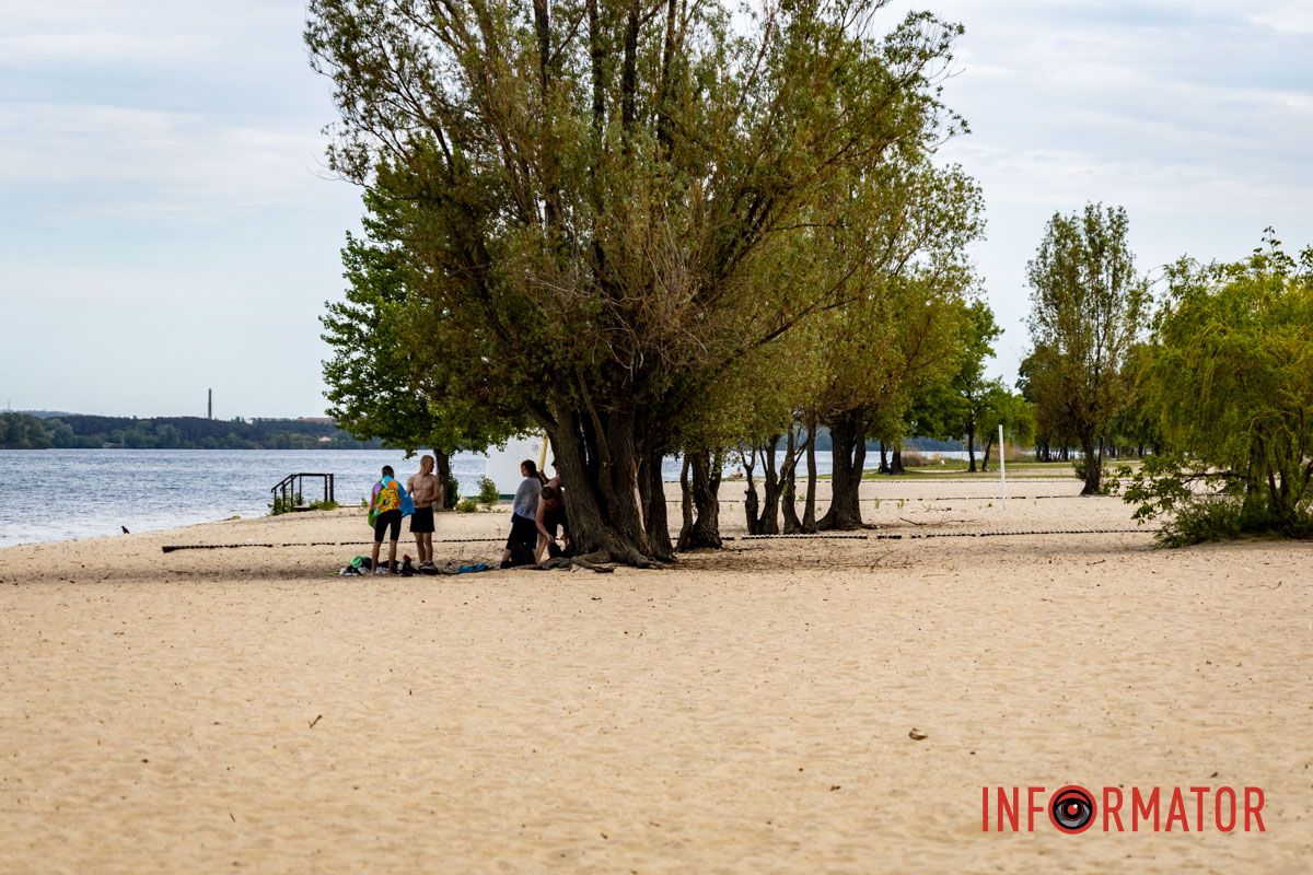 Некоторые купались в воде, хотя говорили, что она холодная