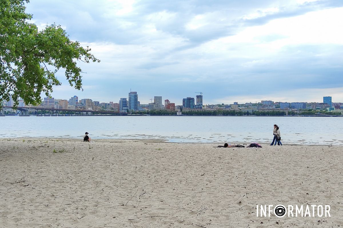 Несмотря на запрет, люди приходят на пляж.