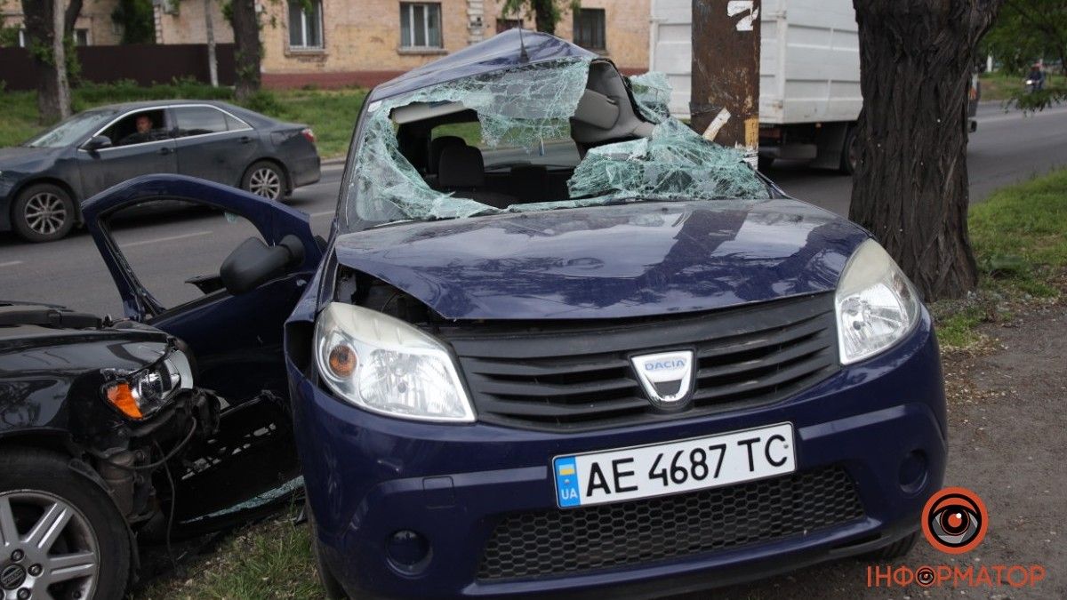 Автівки влетіли у стовп: у ДТП на Мануйлівському проспекті у Дніпрі постраждали двоє людей