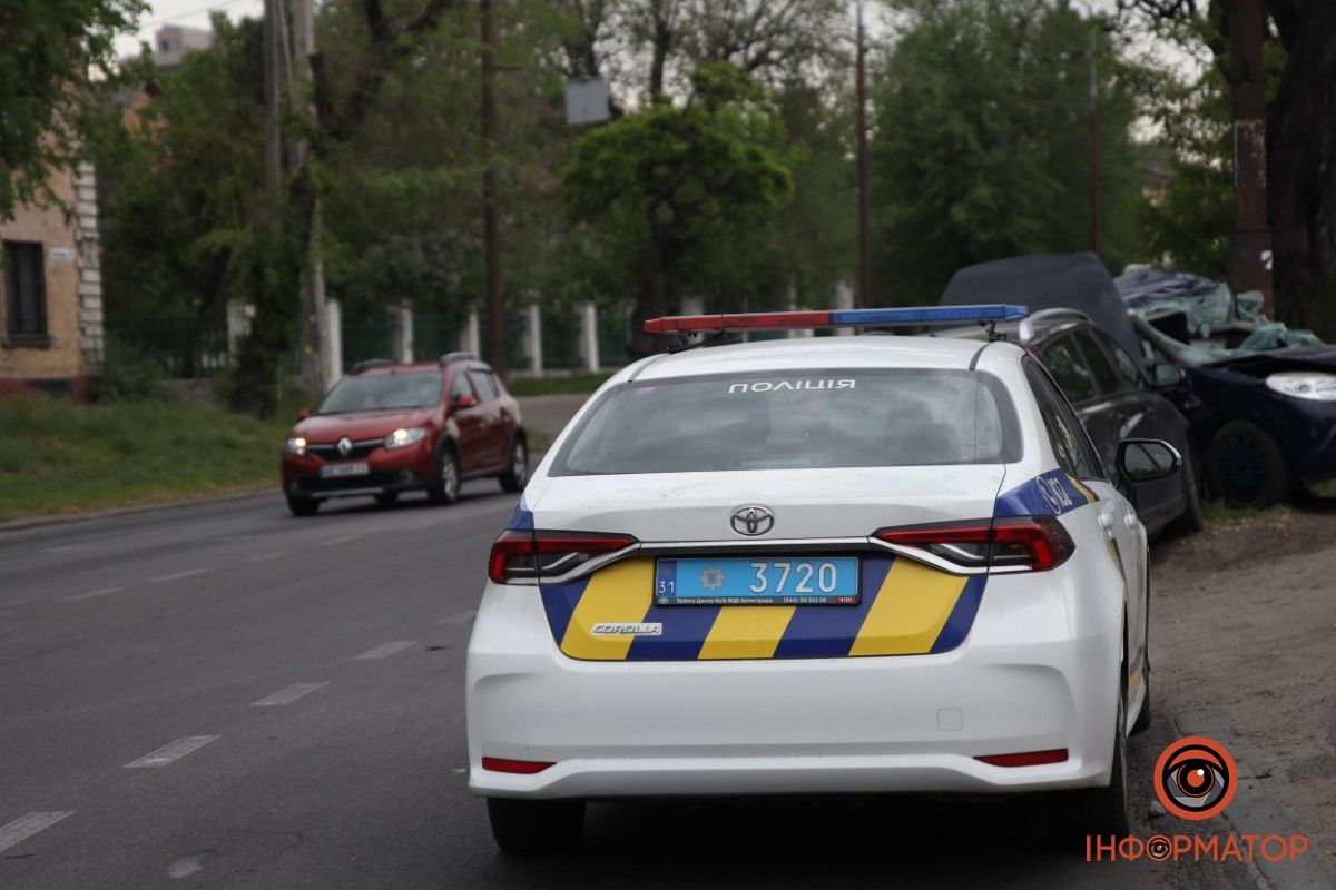 Автівки влетіли у стовп: у ДТП на Мануйлівському проспекті у Дніпрі постраждали двоє людей 4