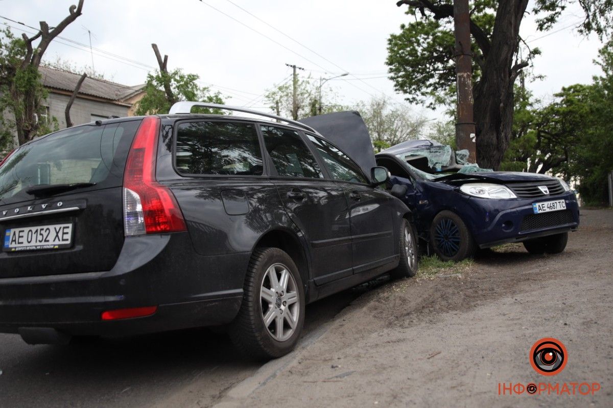 Автівки влетіли у стовп: у ДТП на Мануйлівському проспекті у Дніпрі постраждали двоє людей 2