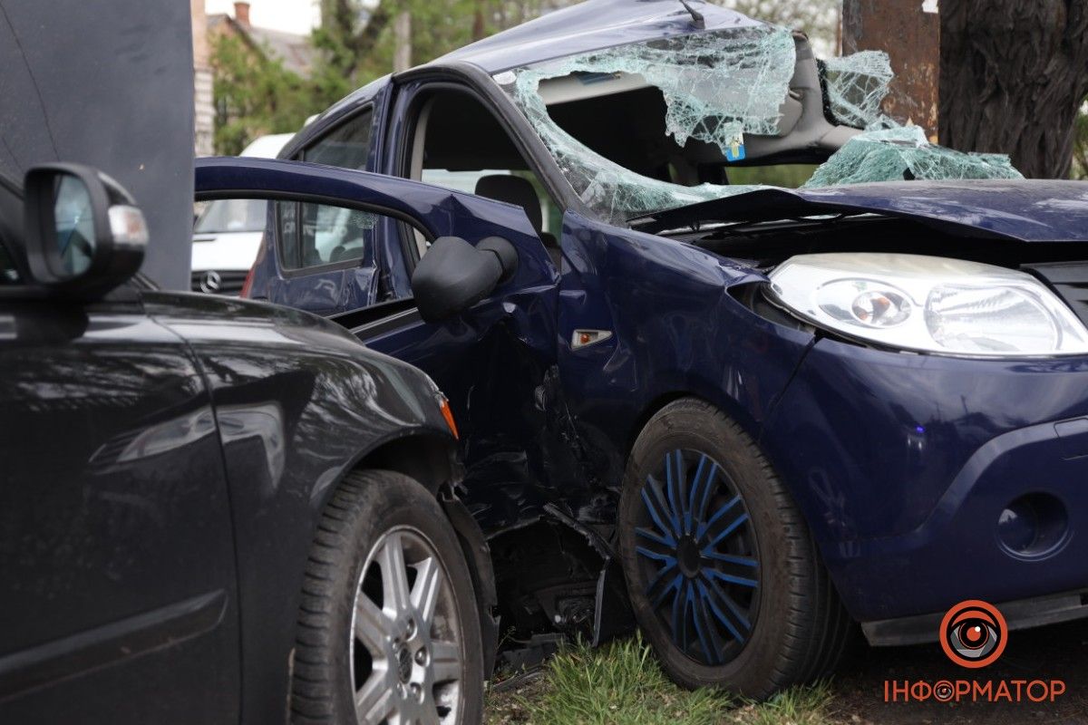 Автівки влетіли у стовп: у ДТП на Мануйлівському проспекті у Дніпрі постраждали двоє людей 13