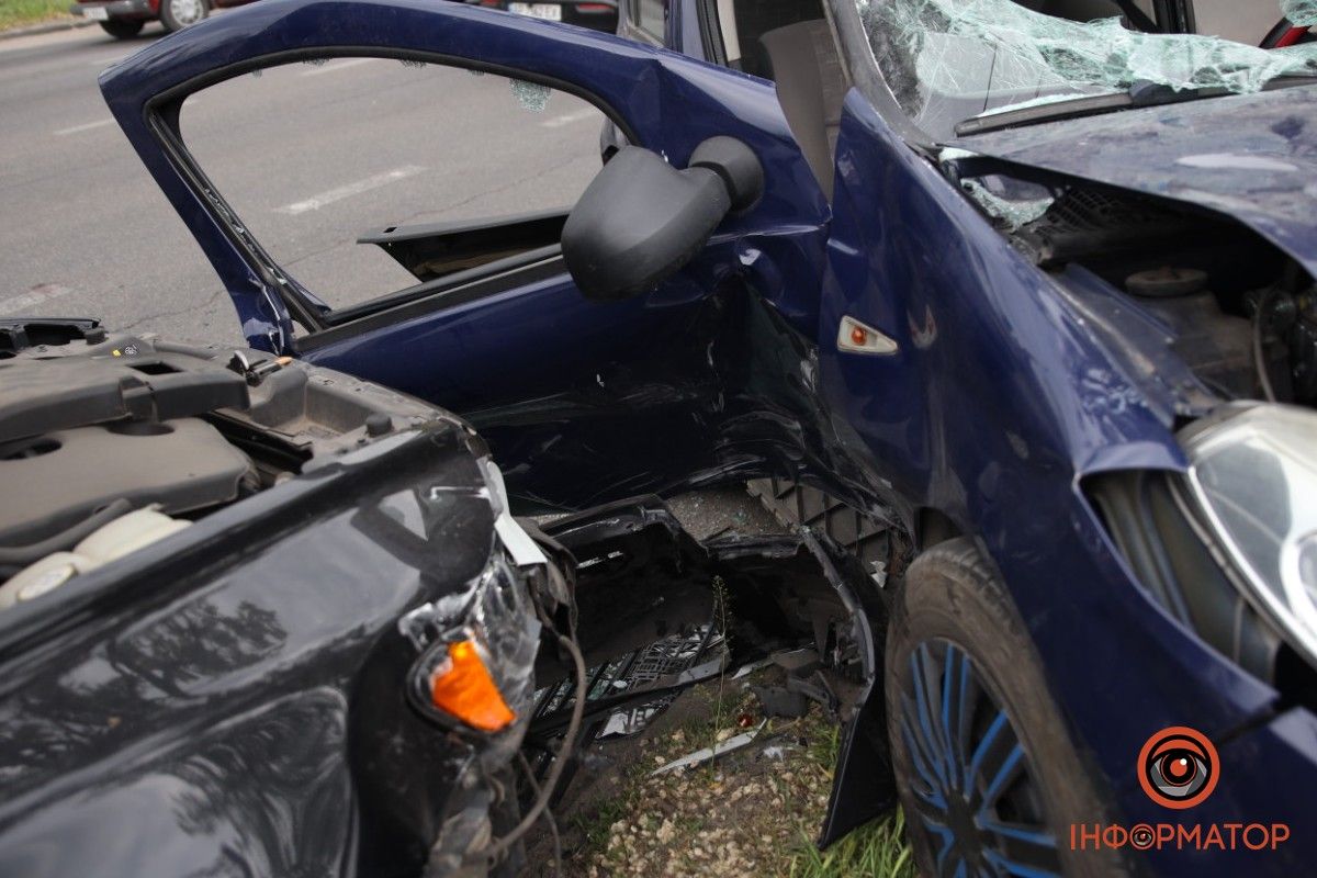Автівки влетіли у стовп: у ДТП на Мануйлівському проспекті у Дніпрі постраждали двоє людей 1