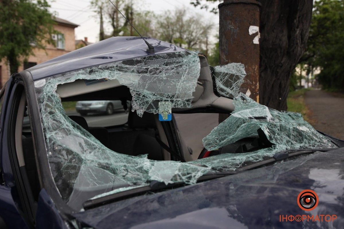 Автівки влетіли у стовп: у ДТП на Мануйлівському проспекті у Дніпрі постраждали двоє людей 12