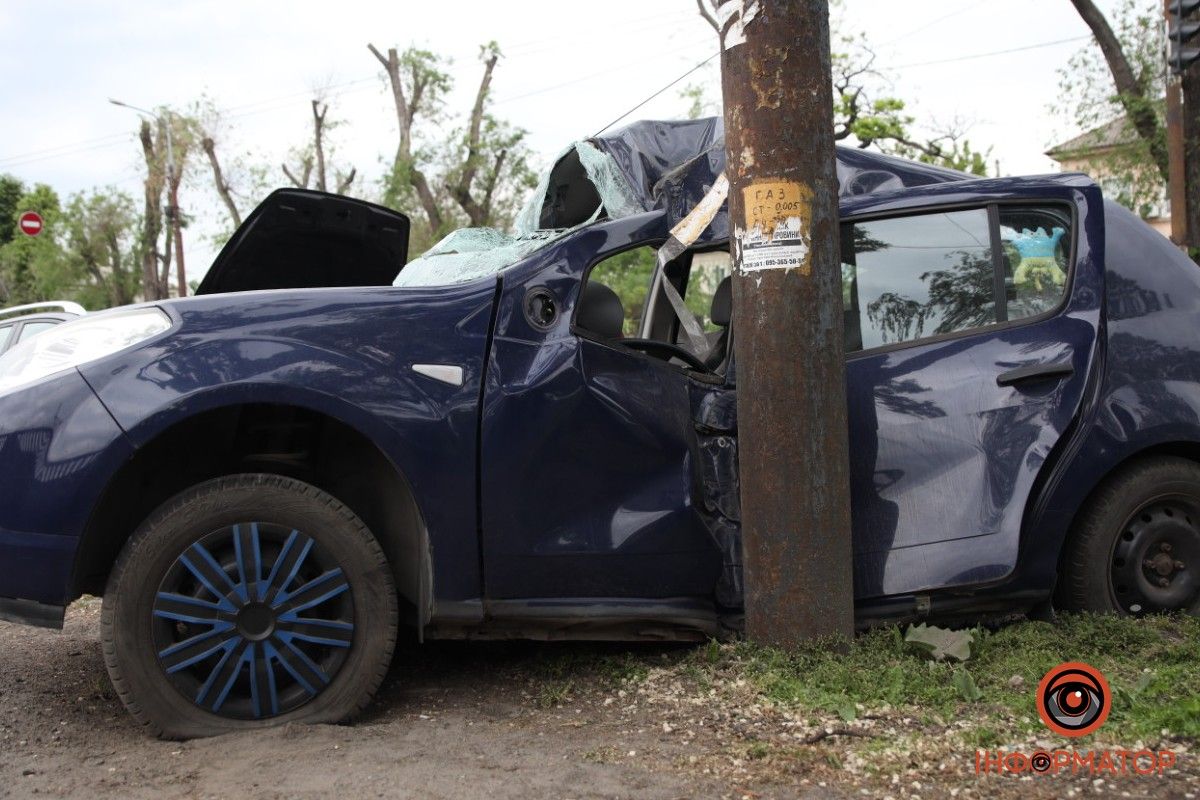 Автівки влетіли у стовп: у ДТП на Мануйлівському проспекті у Дніпрі постраждали двоє людей 3