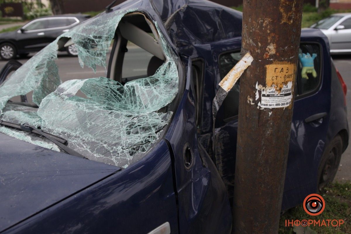 Автівки влетіли у стовп: у ДТП на Мануйлівському проспекті у Дніпрі постраждали двоє людей 14
