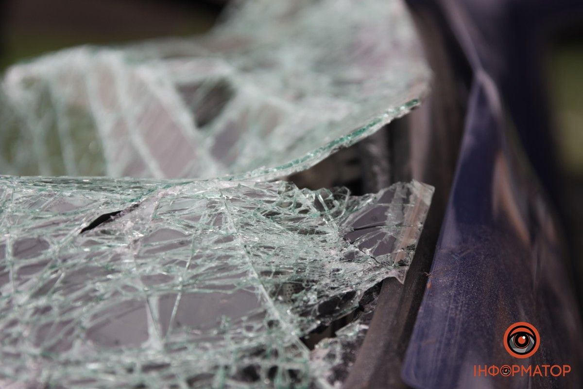 Автівки влетіли у стовп: у ДТП на Мануйлівському проспекті у Дніпрі постраждали двоє людей 9