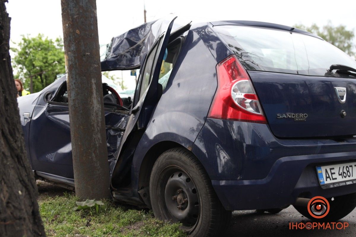 Автівки влетіли у стовп: у ДТП на Мануйлівському проспекті у Дніпрі постраждали двоє людей 11