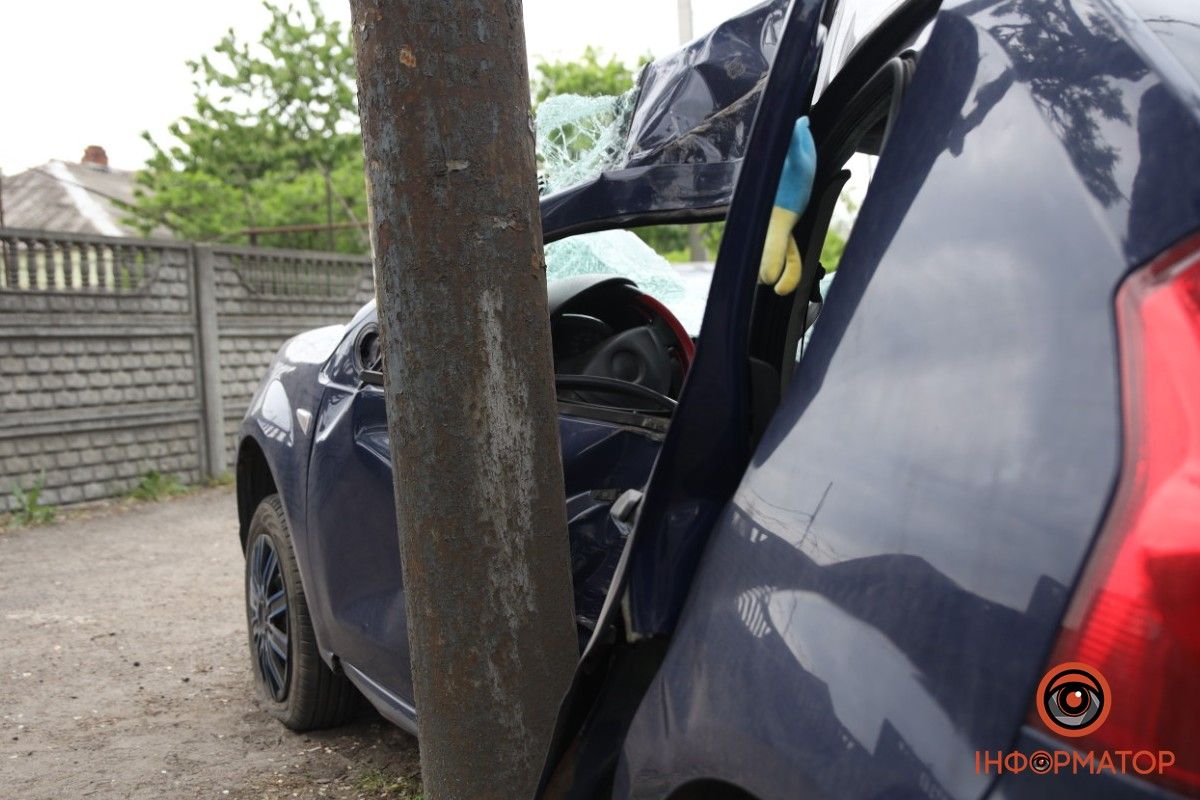 Автівки влетіли у стовп: у ДТП на Мануйлівському проспекті у Дніпрі постраждали двоє людей 5