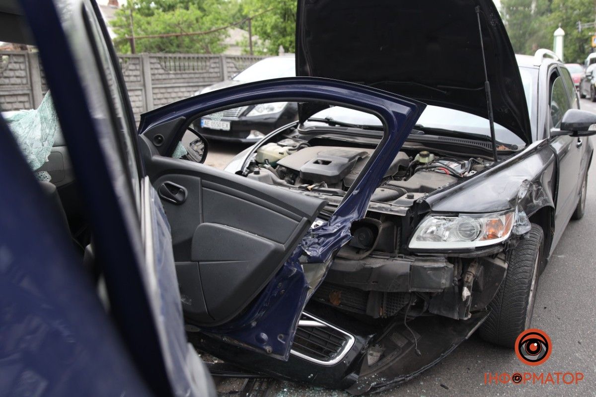 Автівки влетіли у стовп: у ДТП на Мануйлівському проспекті у Дніпрі постраждали двоє людей 8