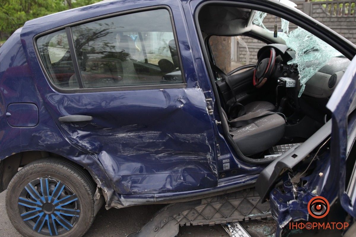 Автівки влетіли у стовп: у ДТП на Мануйлівському проспекті у Дніпрі постраждали двоє людей 15