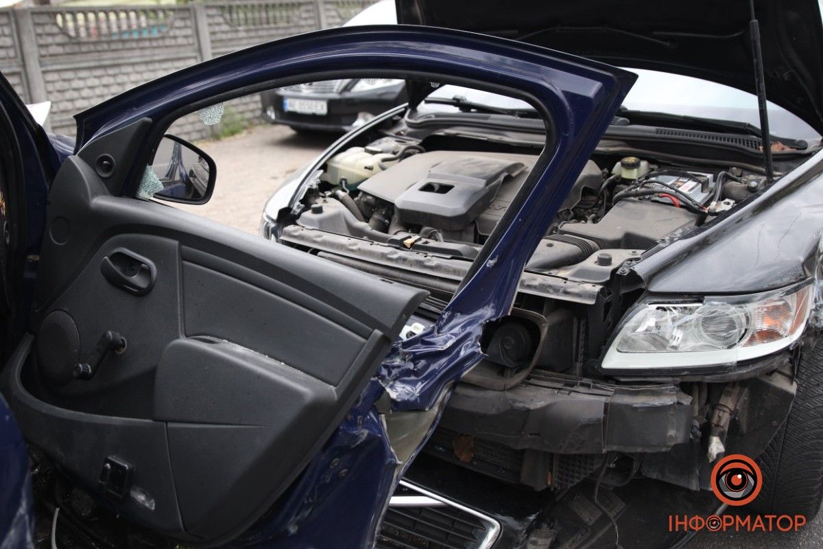 Автівки влетіли у стовп: у ДТП на Мануйлівському проспекті у Дніпрі постраждали двоє людей 6