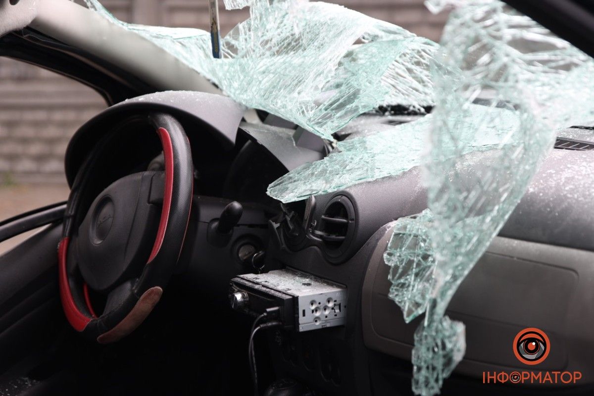 Автівки влетіли у стовп: у ДТП на Мануйлівському проспекті у Дніпрі постраждали двоє людей 7