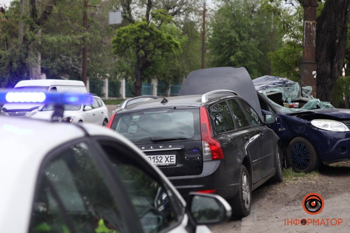 Автівки влетіли у стовп: у ДТП на Мануйлівському проспекті у Дніпрі постраждали двоє людей 10