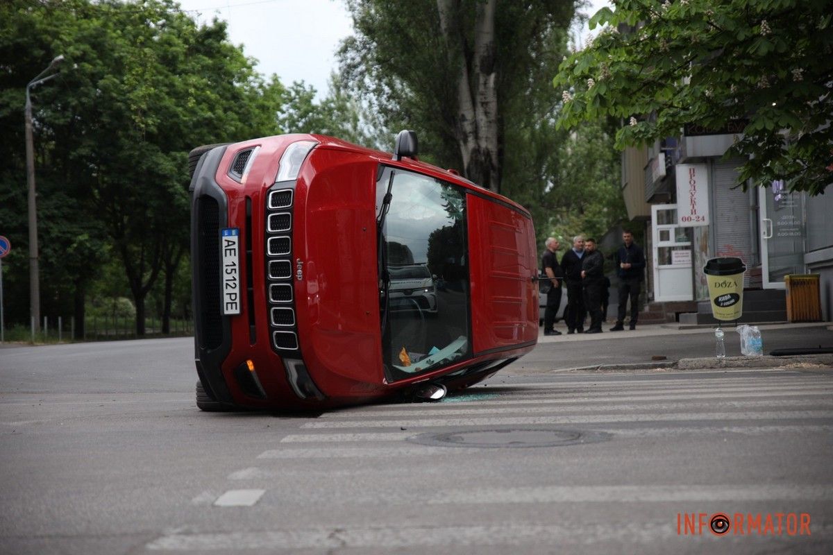 Зіткнулись дві автівки - Nissan та Jeep Зіткнулись дві автівки - Nissan та Jeep