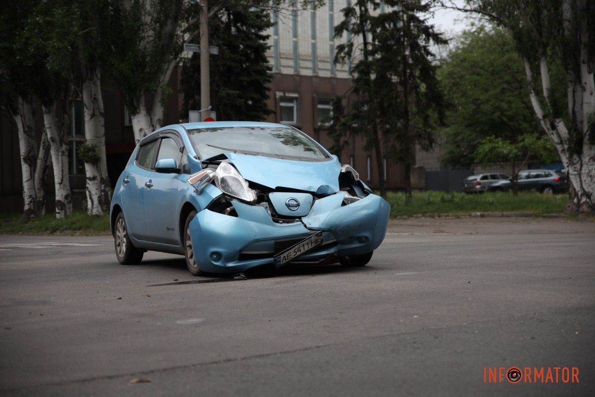 Jeep рухався у напрямку проспекту Дмитра Яворницького Jeep рухався у напрямку проспекту Дмитра Яворницького