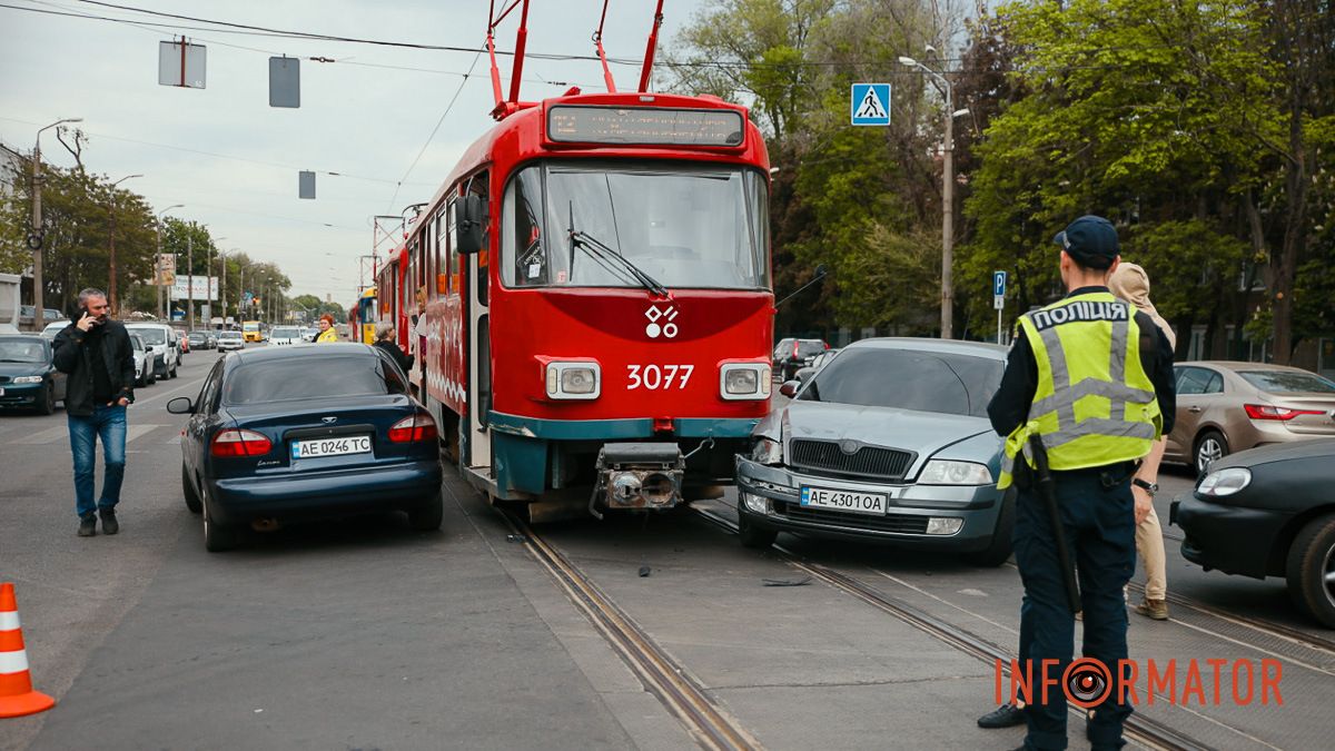 У Дніпрі на проспекті Богдана Хмельницького трамвай №12 протаранив три автівки: рух електротранспорту заблокований