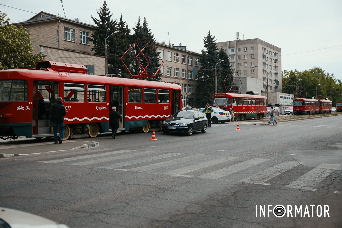 Трамвай №12 протаранив три автівки У Дніпрі на проспекті Богдана Хмельницького трамвай №12 протаранив три автівки: рух електротранспорту заблокований 1