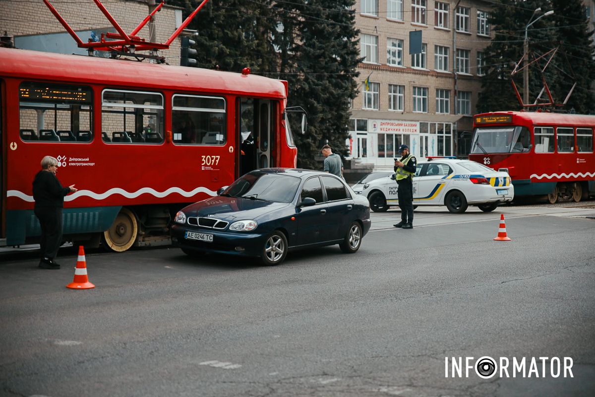 Пошкоджені дві Daewoo та Skoda У Дніпрі на проспекті Богдана Хмельницького трамвай №12 протаранив три автівки: рух електротранспорту заблокований 6