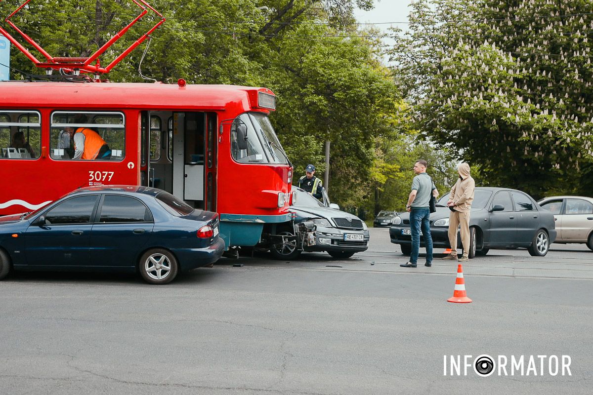 На місці ДТП працюють патрульні поліцейські У Дніпрі на проспекті Богдана Хмельницького трамвай №12 протаранив три автівки: рух електротранспорту заблокований 11