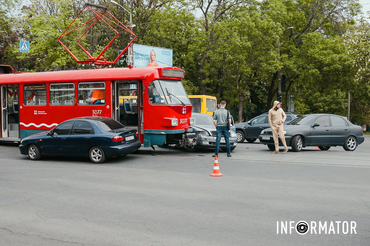 Попередньо, люди не постраждали У Дніпрі на проспекті Богдана Хмельницького трамвай №12 протаранив три автівки: рух електротранспорту заблокований 8
