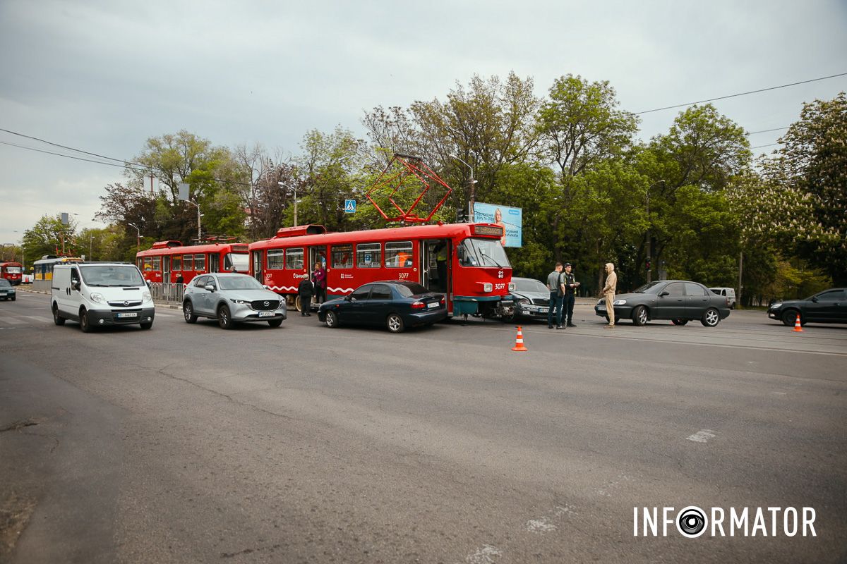 На перехресті проспекту Богдана Хмельницького та вулиці Олександра Щербакова (раніше - Леоніда Стромцова) У Дніпрі на проспекті Богдана Хмельницького трамвай №12 протаранив три автівки: рух електротранспорту заблокований 4