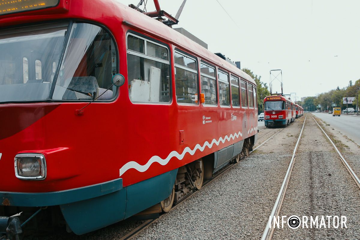 Затор із трамваїв У Дніпрі на проспекті Богдана Хмельницького трамвай №12 протаранив три автівки: рух електротранспорту заблокований 13