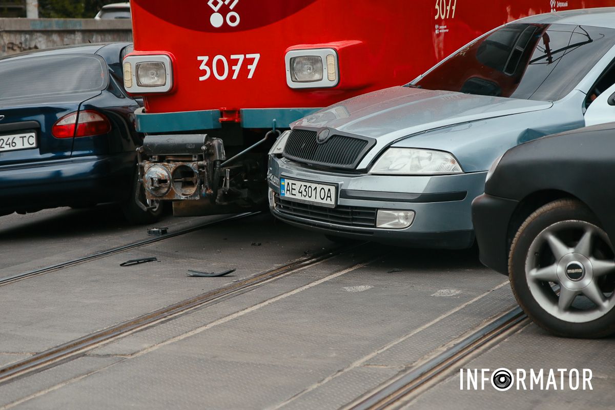 Місце зіткнення на перехресті У Дніпрі на проспекті Богдана Хмельницького трамвай №12 протаранив три автівки: рух електротранспорту заблокований 9