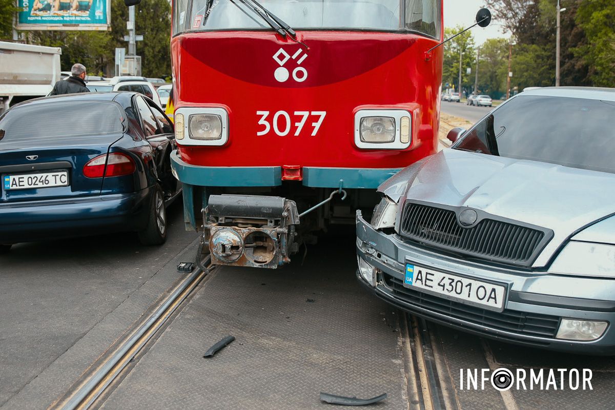 ДТП на проспекті Богдана Хмельницького у Дніпрі У Дніпрі на проспекті Богдана Хмельницького трамвай №12 протаранив три автівки: рух електротранспорту заблокований 2