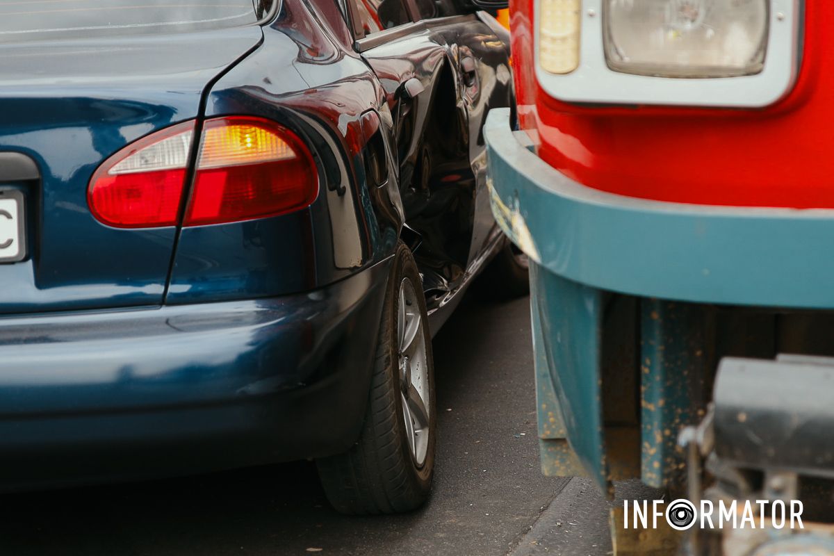 Трамвай №12 вʼїхав у три автівки У Дніпрі на проспекті Богдана Хмельницького трамвай №12 протаранив три автівки: рух електротранспорту заблокований 5